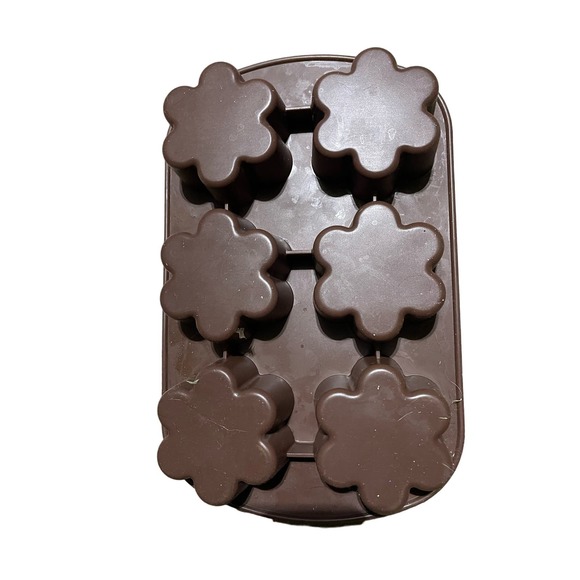 Wilton Brand Flower Shaped Muffin pan  2 - Picture 2 of 5